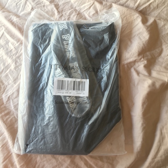 💥NWT💥New sequin VS PINK sequin zippered tote. - Picture 4 of 5